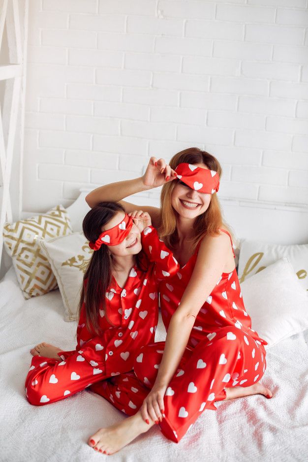 Fofa mãe e filha em casa de pijama _ Foto Grátis